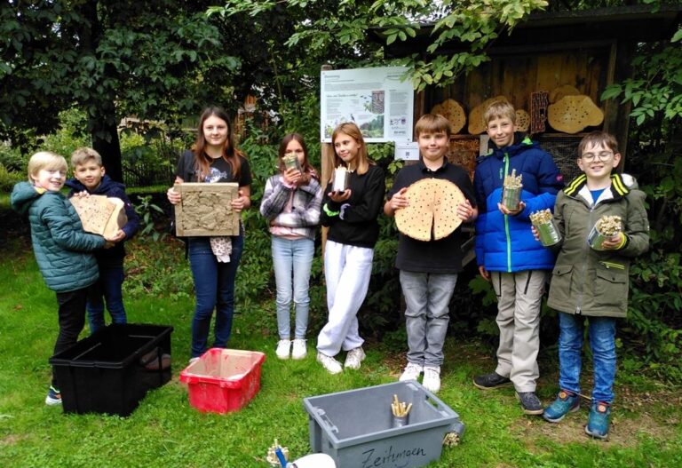 Umwelt-Gruppe vervollständigt Insektenhotel im Reitersdorfer Park