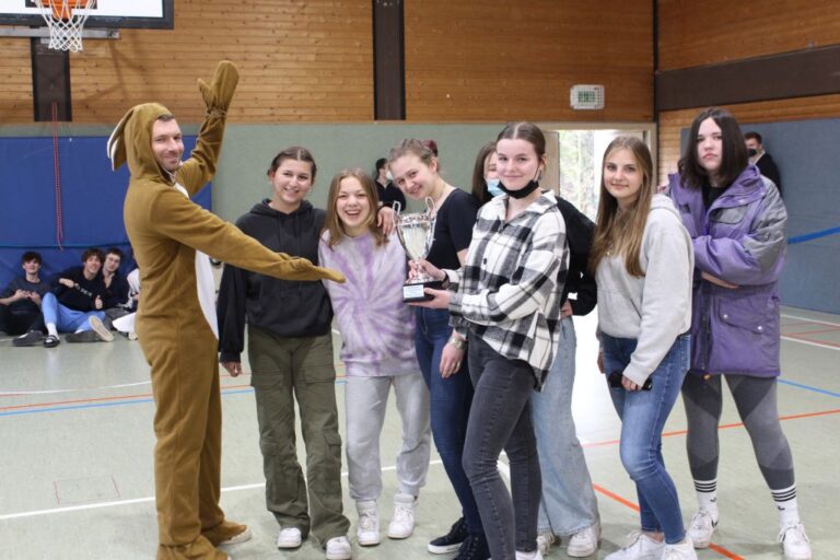 Mädchenflur holt den Pokal beim Abschiedsfest im Internat