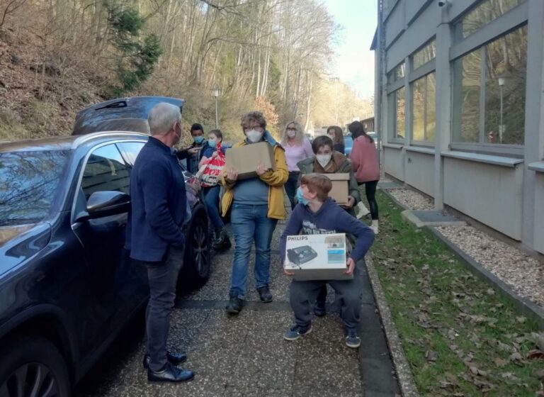 Hagerhof spendet Bücher an Schleidener Schule