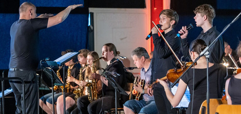 Heißer Sommerabend voller Musik und Leidenschaft: „Sing Sing Sing“ begeistert das Publikum