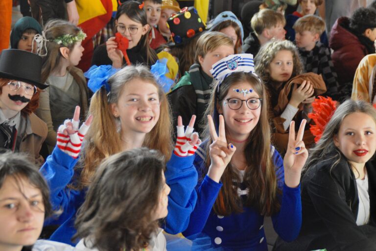 „Heute lassen wir das Lernen sein, wir feiern Karneval am Rhein!“