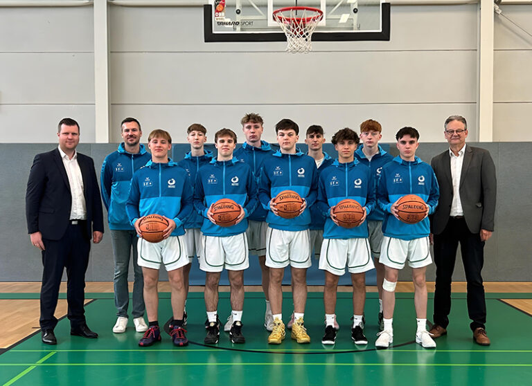 Mit neuen Trainingsjacken nach Berlin