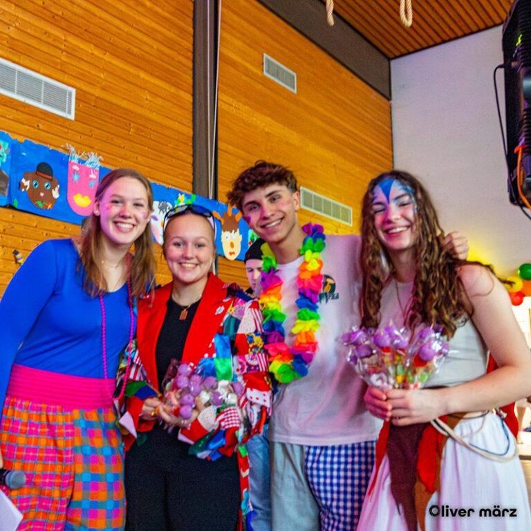„Gelernt wird heut‘ im Turnhallen-Saal: der Hager feiert Karneval!“